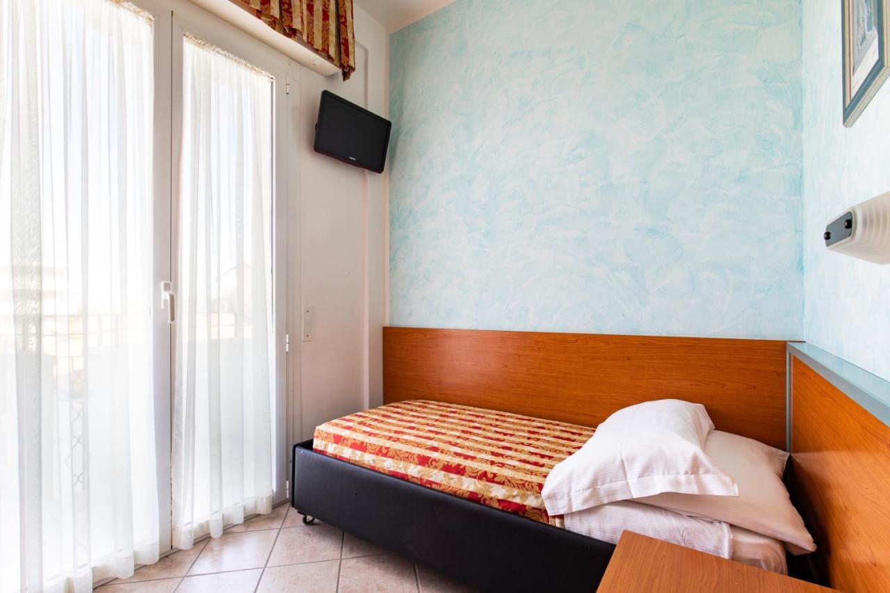 Hotel Palos Римини Экстерьер фото